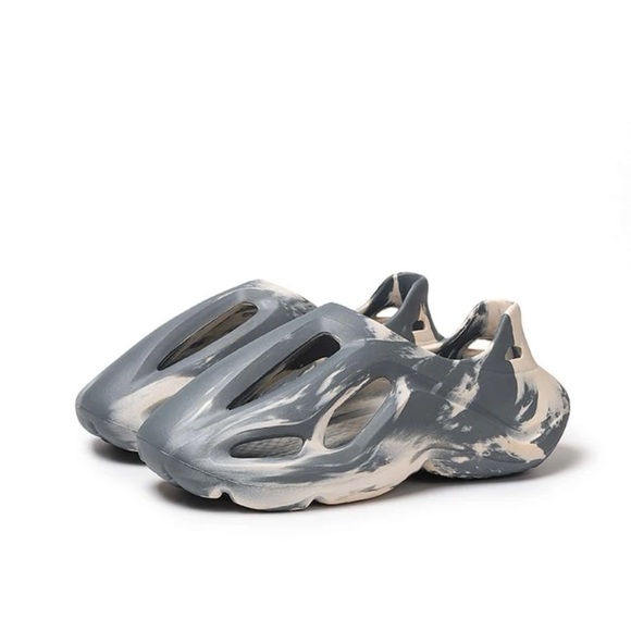 Pattern Cut Out Vented Clogs - Picture 2 of 2